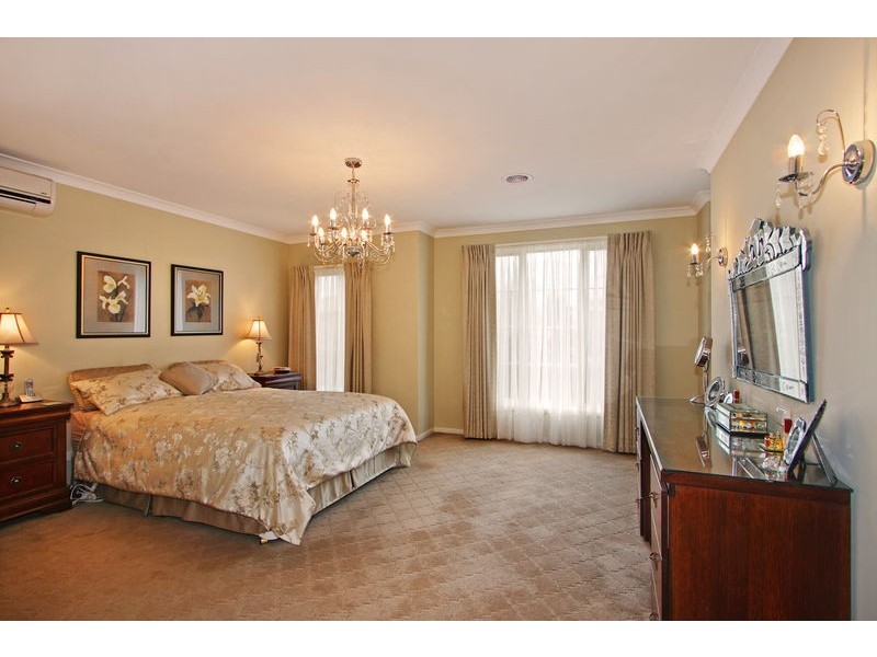 41 Sussex Avenue, Cranbourne North VIC 3977