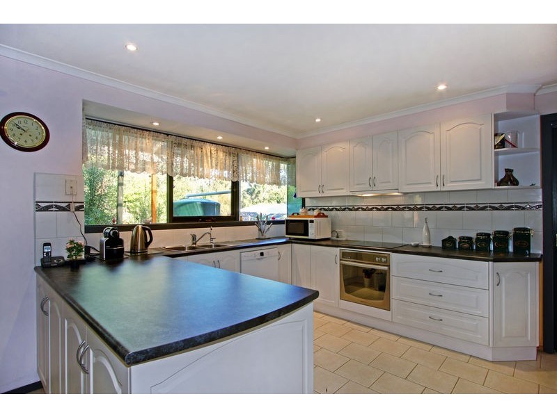 15 Hilltop Rise, Launching Place VIC 3139
