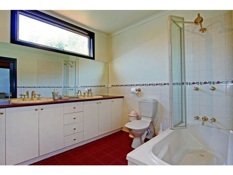 15 Hilltop Rise, Launching Place VIC 3139