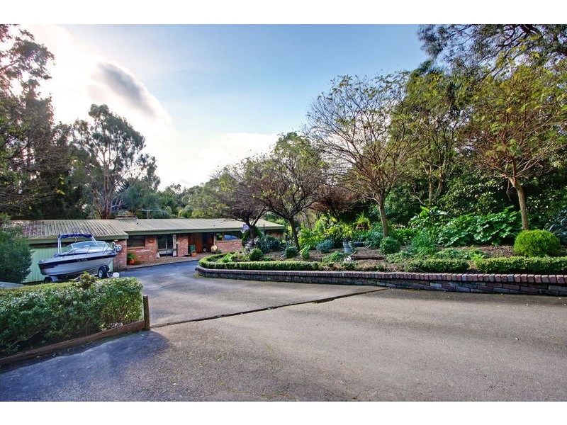 27 Heathfield Grove, Montrose VIC 3765