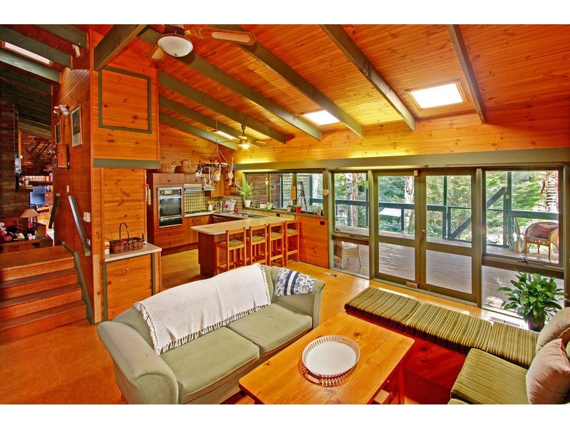 27 Heathfield Grove, Montrose VIC 3765