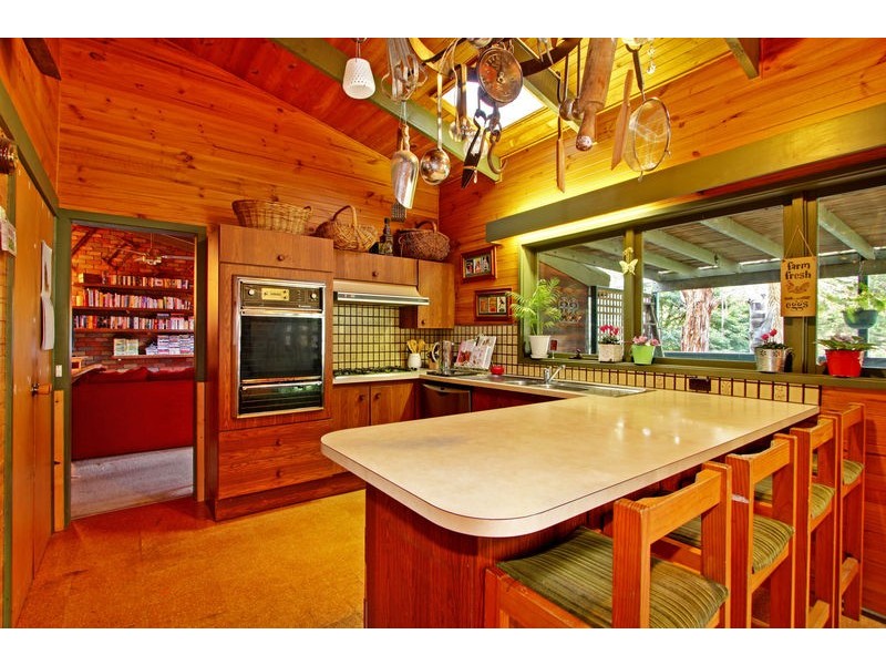 27 Heathfield Grove, Montrose VIC 3765