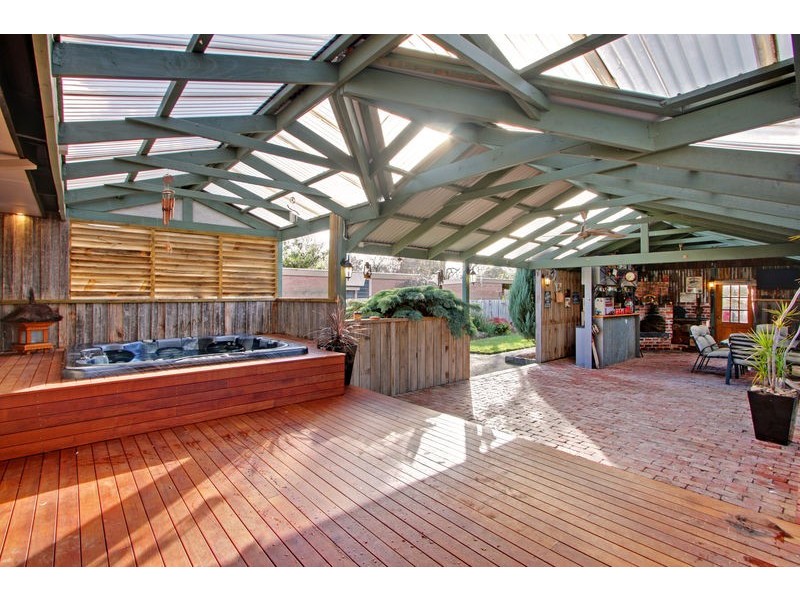 17 Birkenhead Drive, Kilsyth VIC 3137