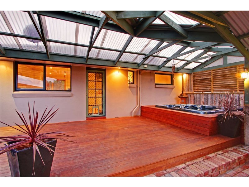 17 Birkenhead Drive, Kilsyth VIC 3137