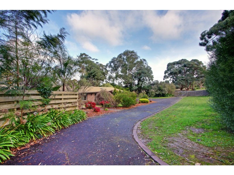 7 Oaktree Close, Mooroolbark VIC 3138