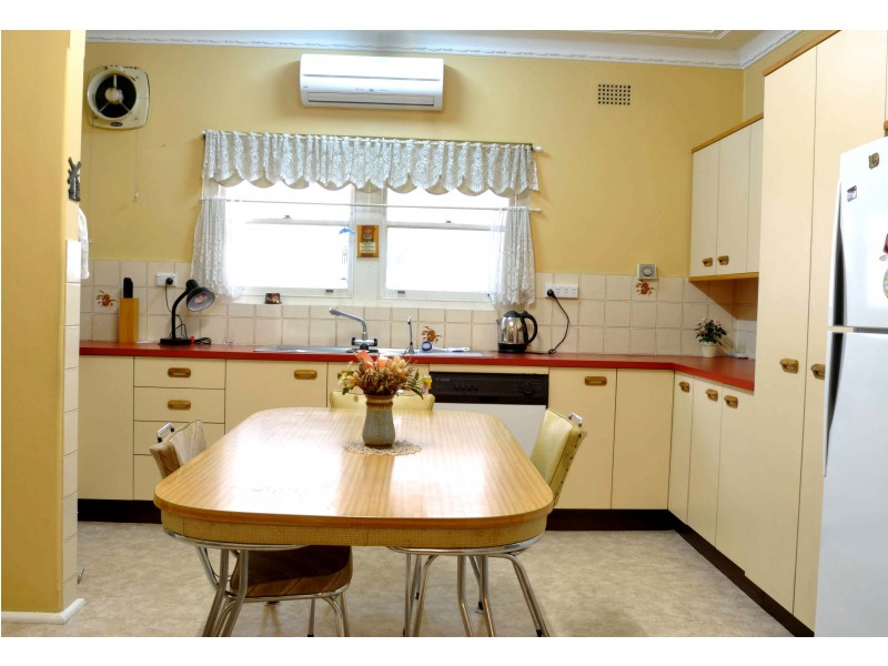 16 Bungalow Road, Roselands NSW 2196