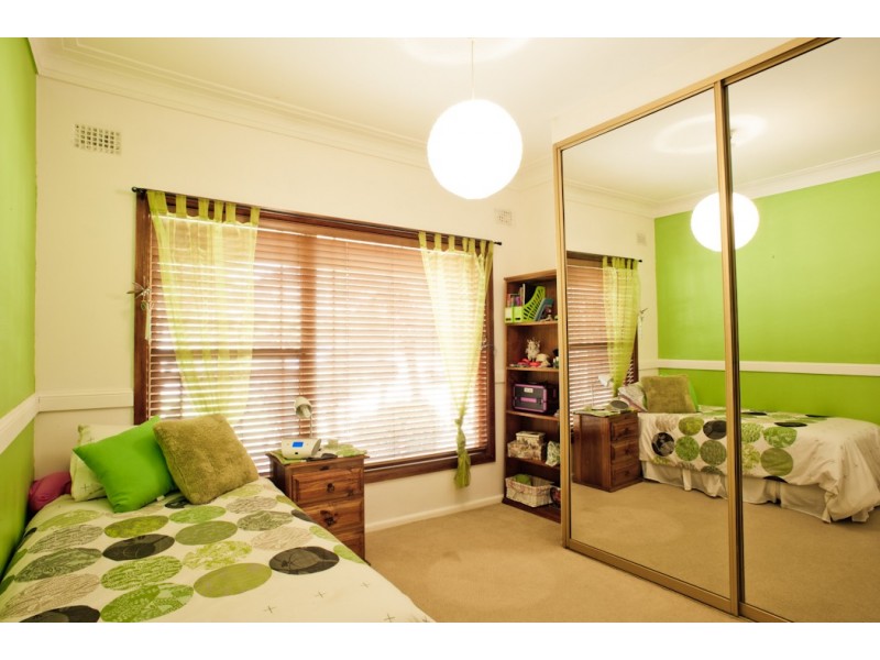 13 Raymond Ave, Roselands NSW 2196