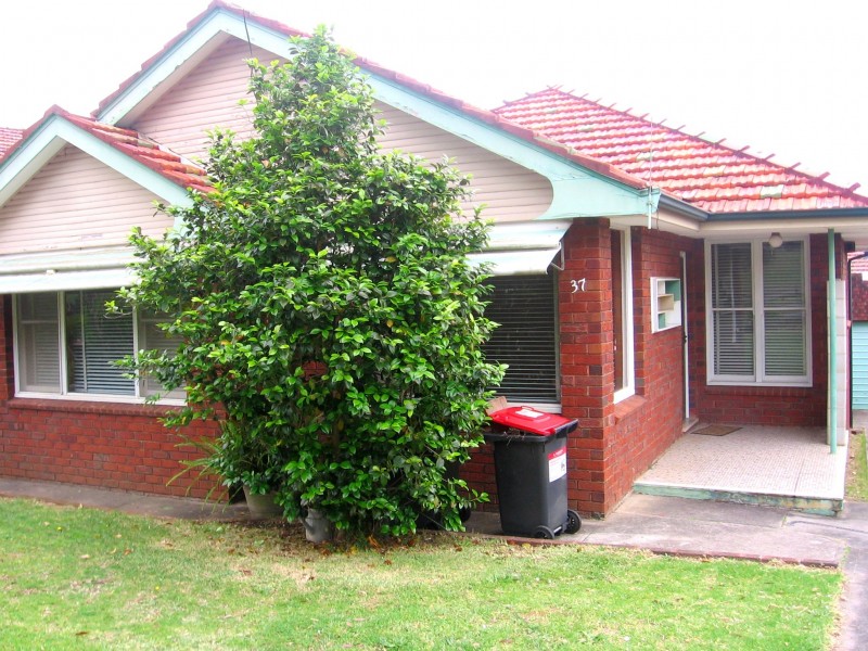37 MOOREFIELDS ROAD, Kingsgrove NSW 2208
