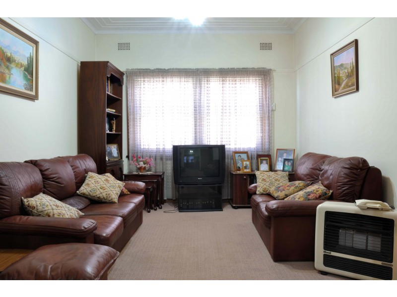 6 Beresford Pde, Kingsgrove NSW 2208