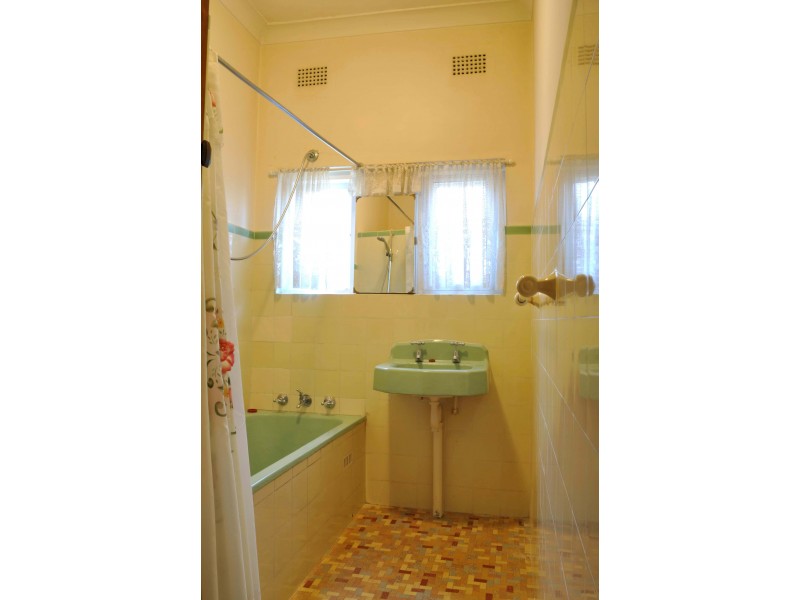 6 Beresford Pde, Kingsgrove NSW 2208