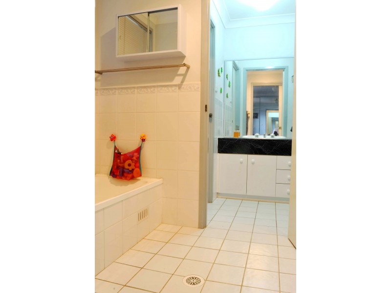 8 KINCHEGA CCT, Wattle Grove NSW 2173