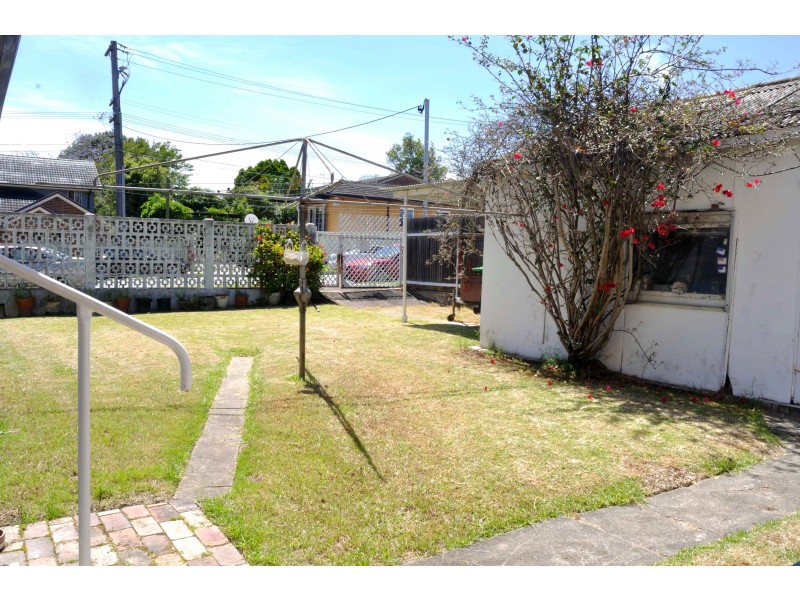 1 Carinya Ave, Beverly Hills NSW 2209