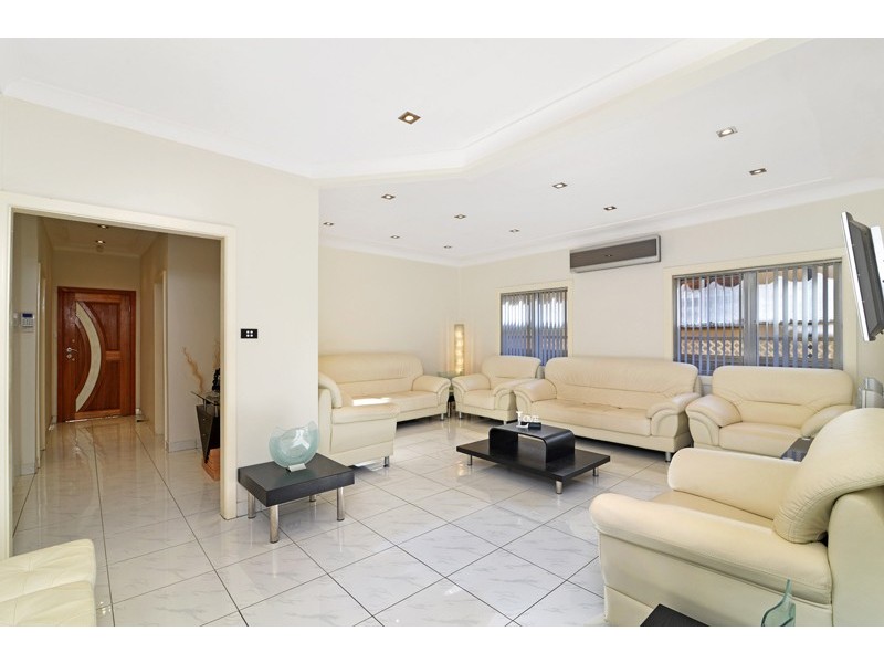 106 Ludgate St, Roselands NSW 2196