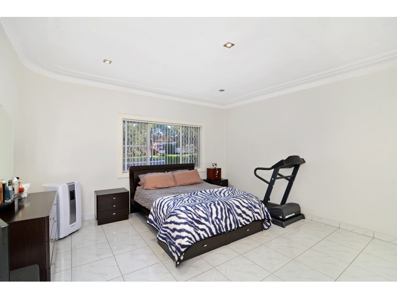 106 Ludgate St, Roselands NSW 2196