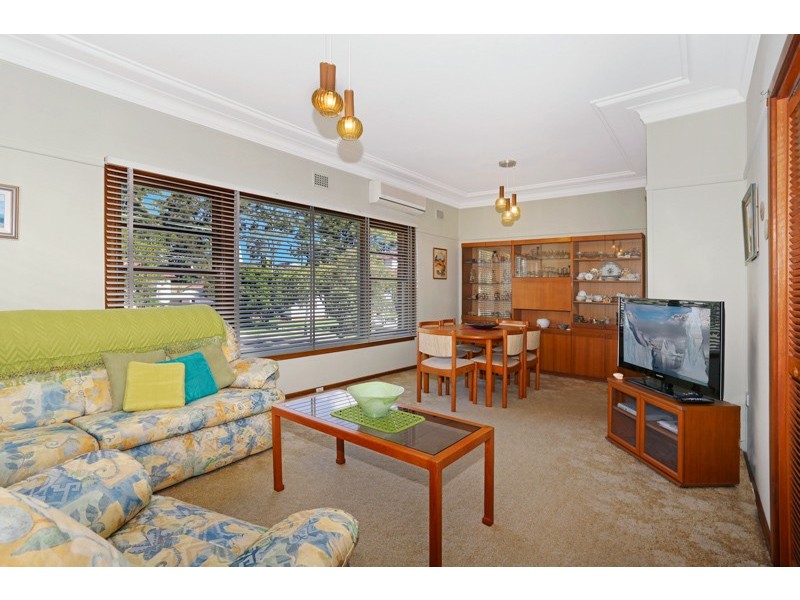 5 Roseview Ave, Roselands NSW 2196