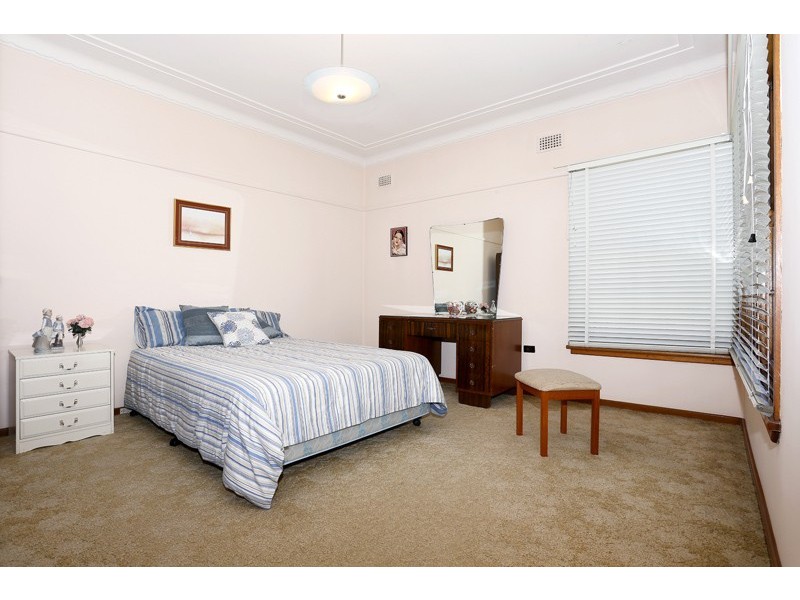 5 Roseview Ave, Roselands NSW 2196