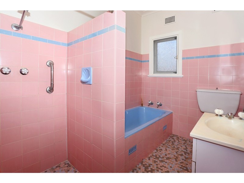 5 Roseview Ave, Roselands NSW 2196