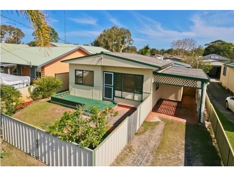 82 Dunalban Ave, Woy Woy NSW 2256
