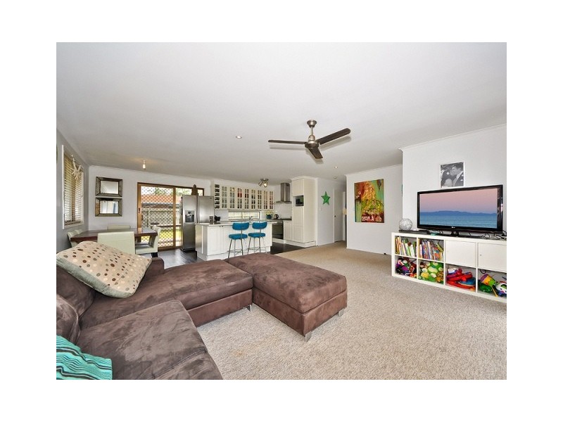 8 Bandaroo Street, Warana QLD 4575