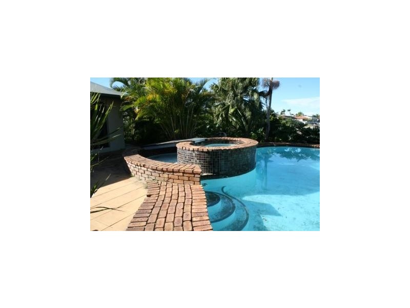 204 Sunshine Blvd, Mermaid Waters QLD 4218