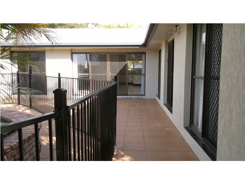 204 Sunshine Blvd, Mermaid Waters QLD 4218