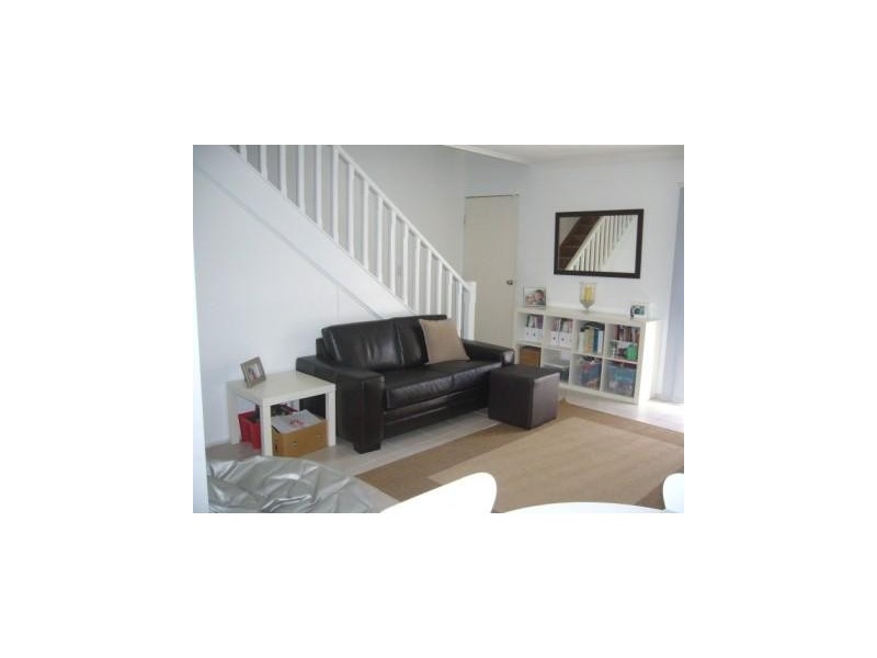 2/4 Angie Crt, Mermaid Waters QLD 4218