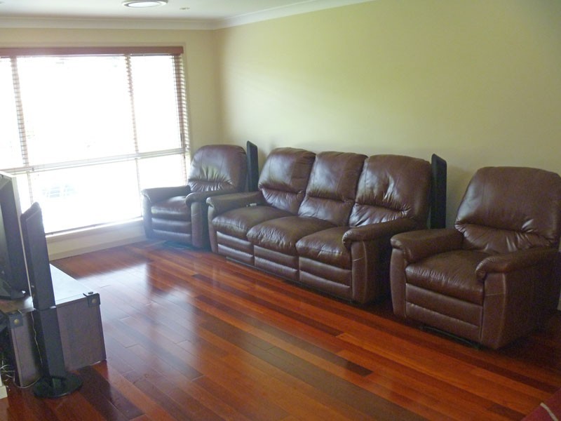 8 Jordan Pl, Kearns NSW 2558