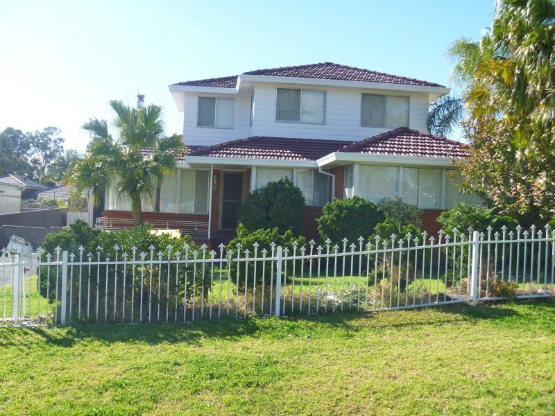12 Wordsworth Ave, Leumeah NSW 2560