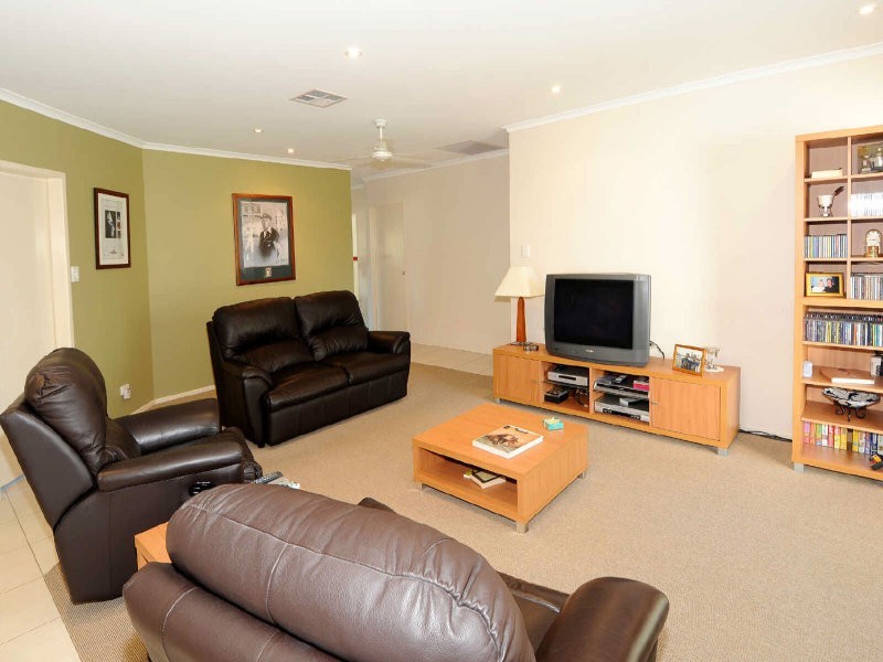 1 Saba Pl, Kawana Island QLD 4575