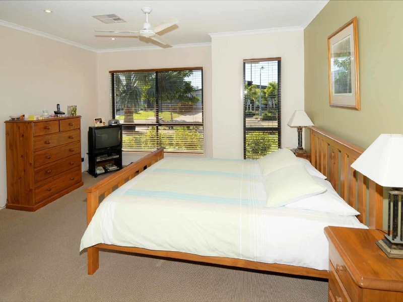 1 Saba Pl, Kawana Island QLD 4575