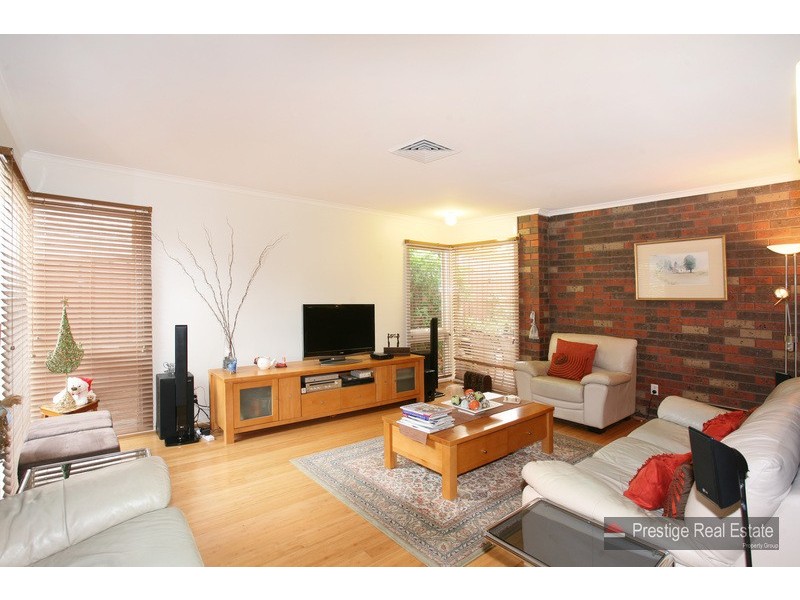 49 Carnavon Cr, Georges Hall NSW 2198