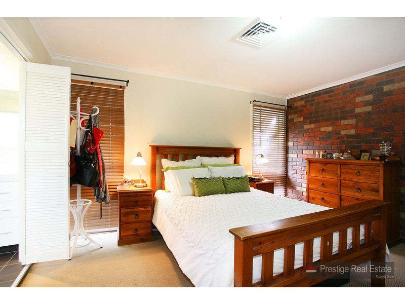 49 Carnavon Cr, Georges Hall NSW 2198