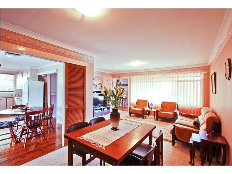 18 Sevenoaks Cr, Bass Hill NSW 2197