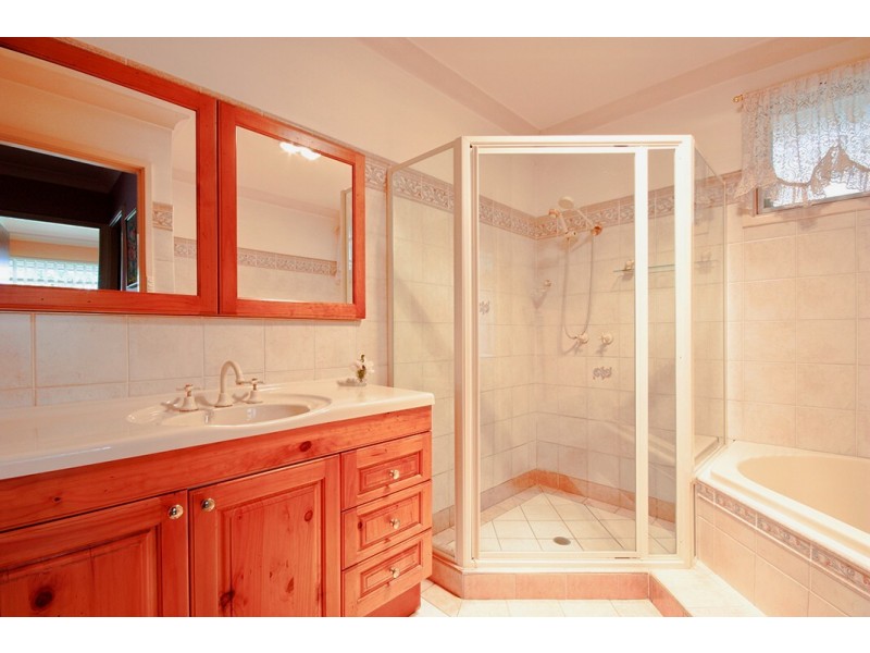 18 Sevenoaks Cr, Bass Hill NSW 2197