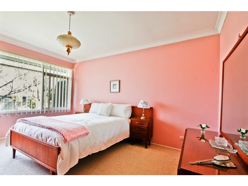 18 Sevenoaks Cr, Bass Hill NSW 2197