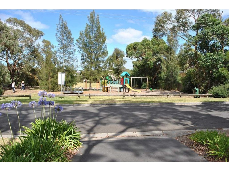 2/1 Lucerne Avenue, Mornington VIC 3931