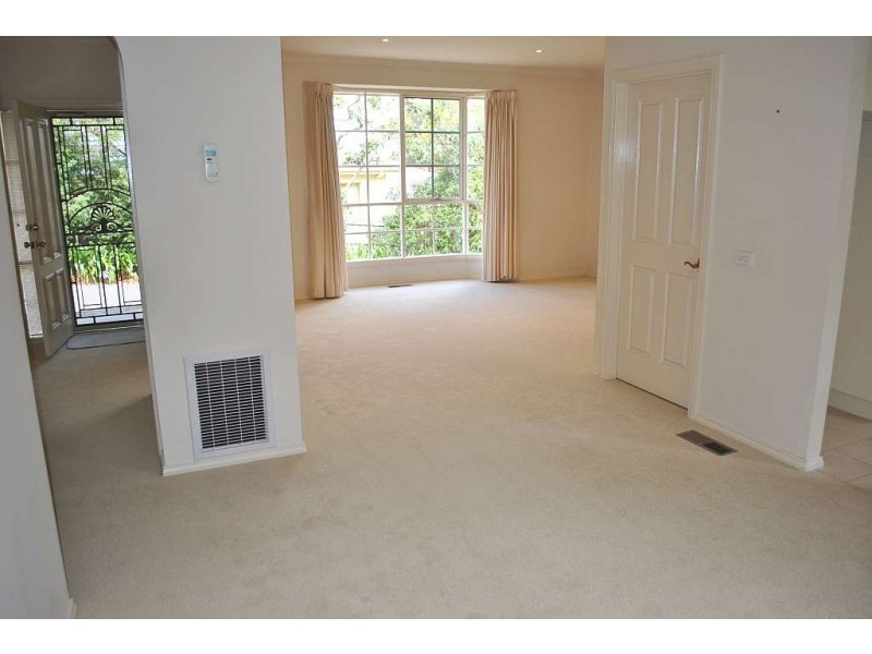 2/1 Lucerne Avenue, Mornington VIC 3931