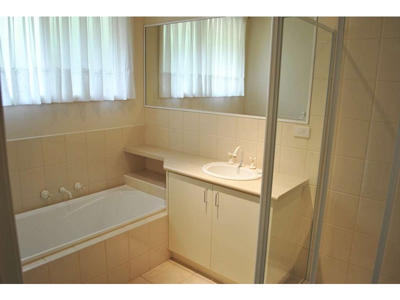 2/1 Lucerne Avenue, Mornington VIC 3931