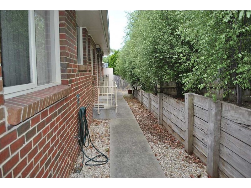 2/1 Lucerne Avenue, Mornington VIC 3931