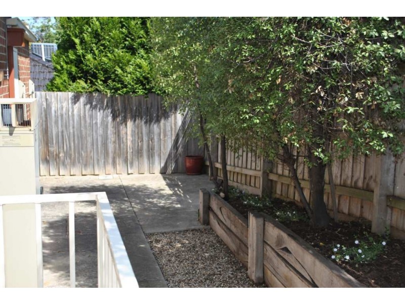 2/1 Lucerne Avenue, Mornington VIC 3931