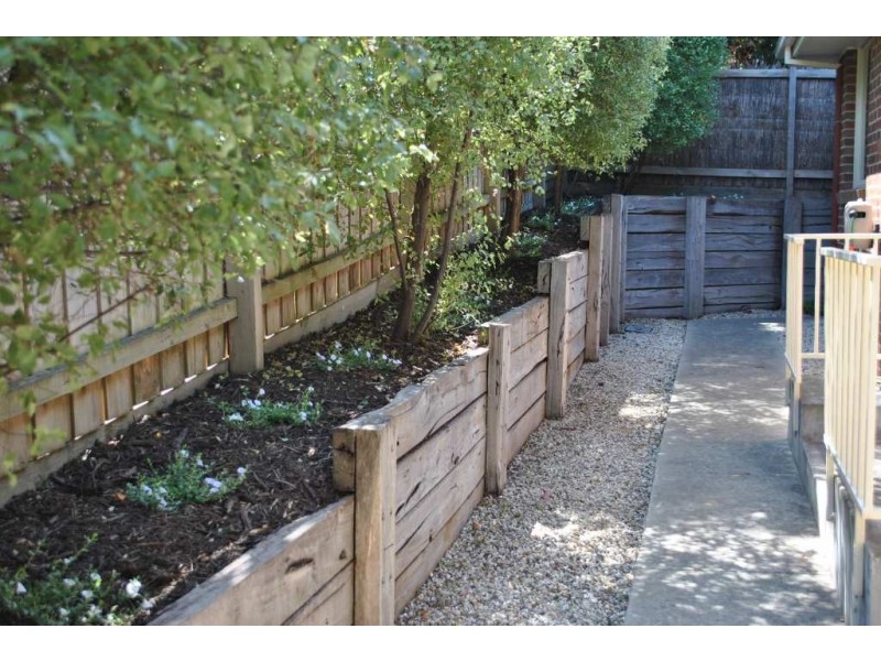 2/1 Lucerne Avenue, Mornington VIC 3931