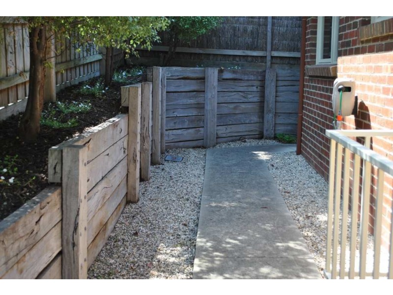 2/1 Lucerne Avenue, Mornington VIC 3931