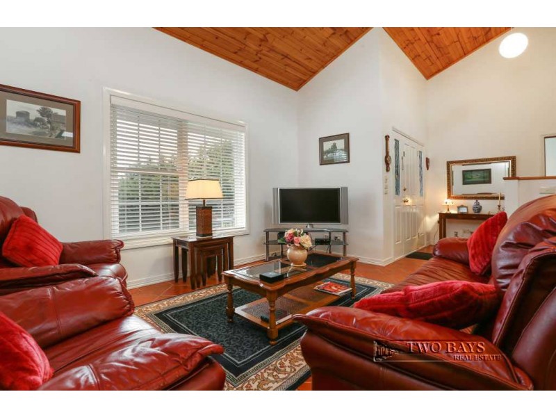 33-35 Eumeralla Grove, Mount Eliza VIC 3930