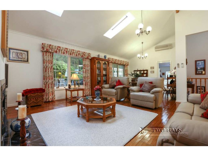 33-35 Eumeralla Grove, Mount Eliza VIC 3930