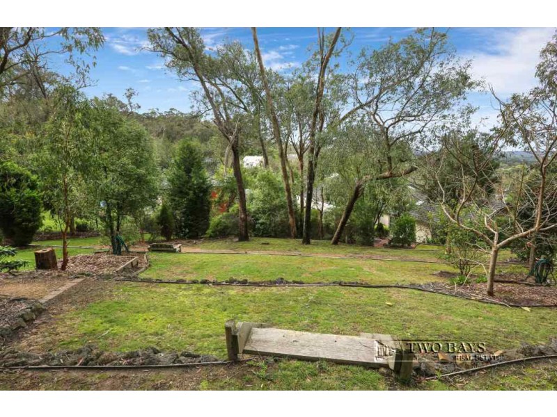 33-35 Eumeralla Grove, Mount Eliza VIC 3930