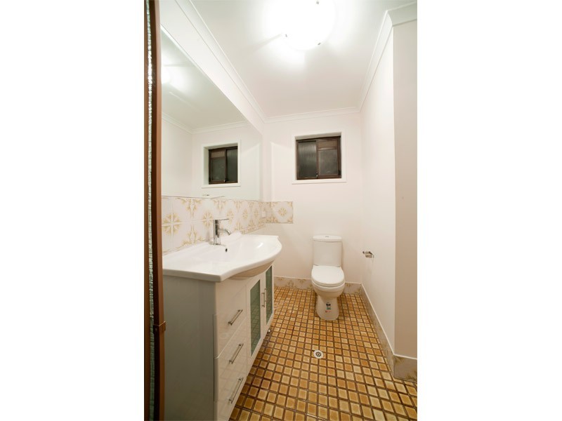 8 Nimrud Street, Southport QLD 4215
