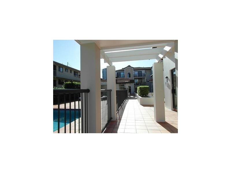 3/33 Lenneberg Street, Southport QLD 4215