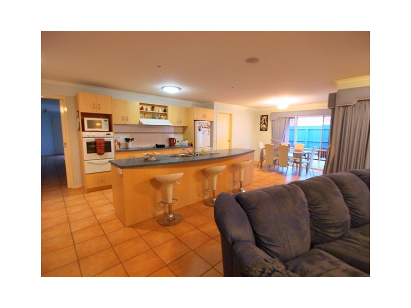 33 Country Gardens Drive, Lara VIC 3212