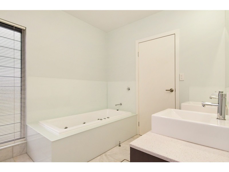 52 Cedar Rd, Palm Cove QLD 4879