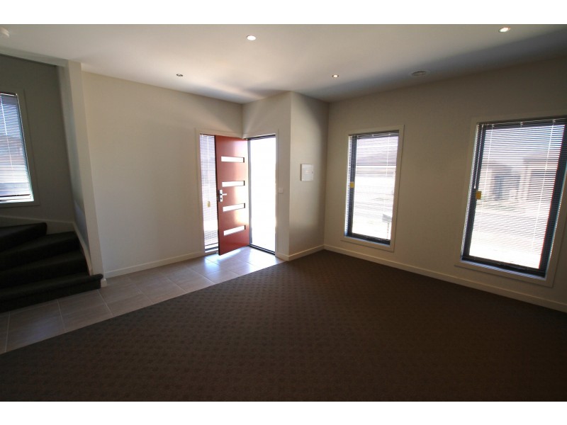 9 Daymar Cct, Craigieburn VIC 3064